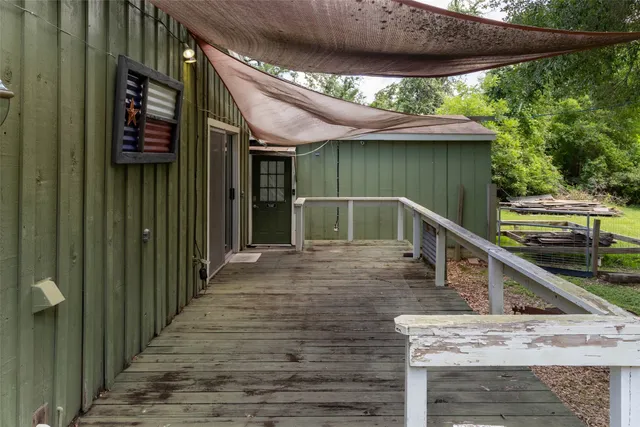 a view of entryway with a front door