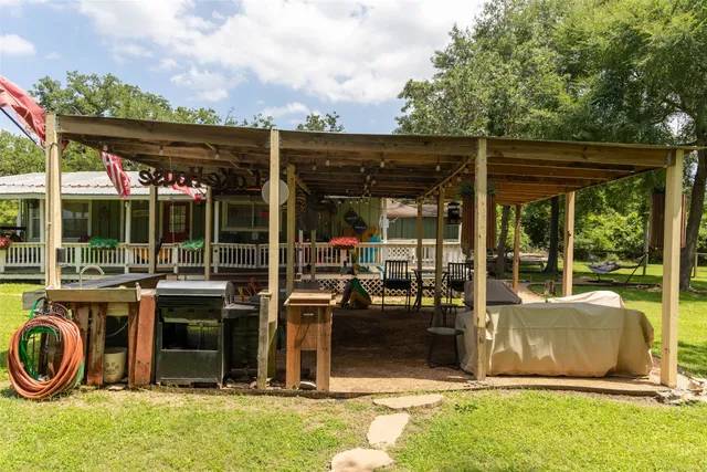 a view of a house with backyard and a tree