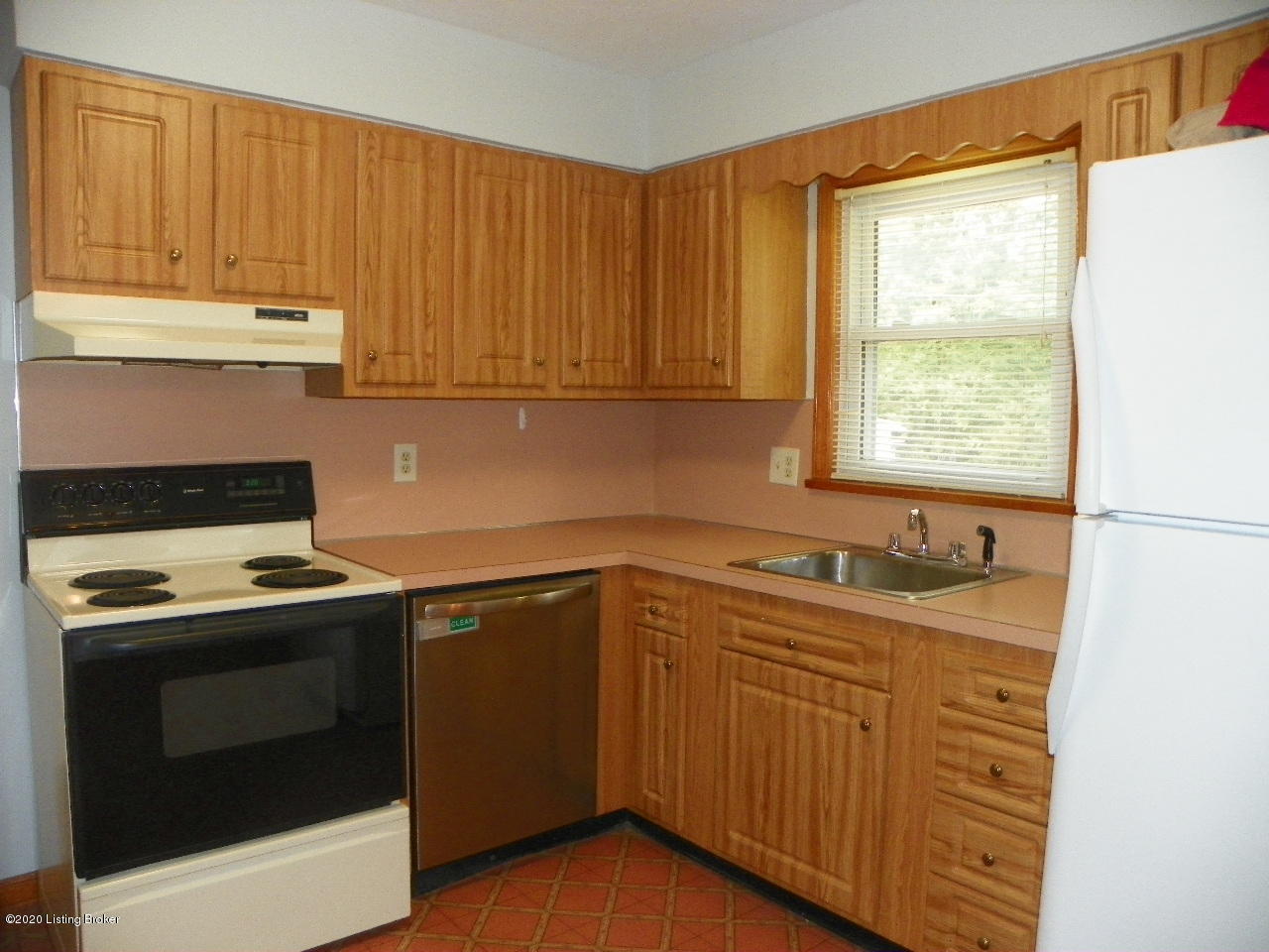1045 Runell Road Louisville, KY 40214 - Photo 4 of 21 000_0067