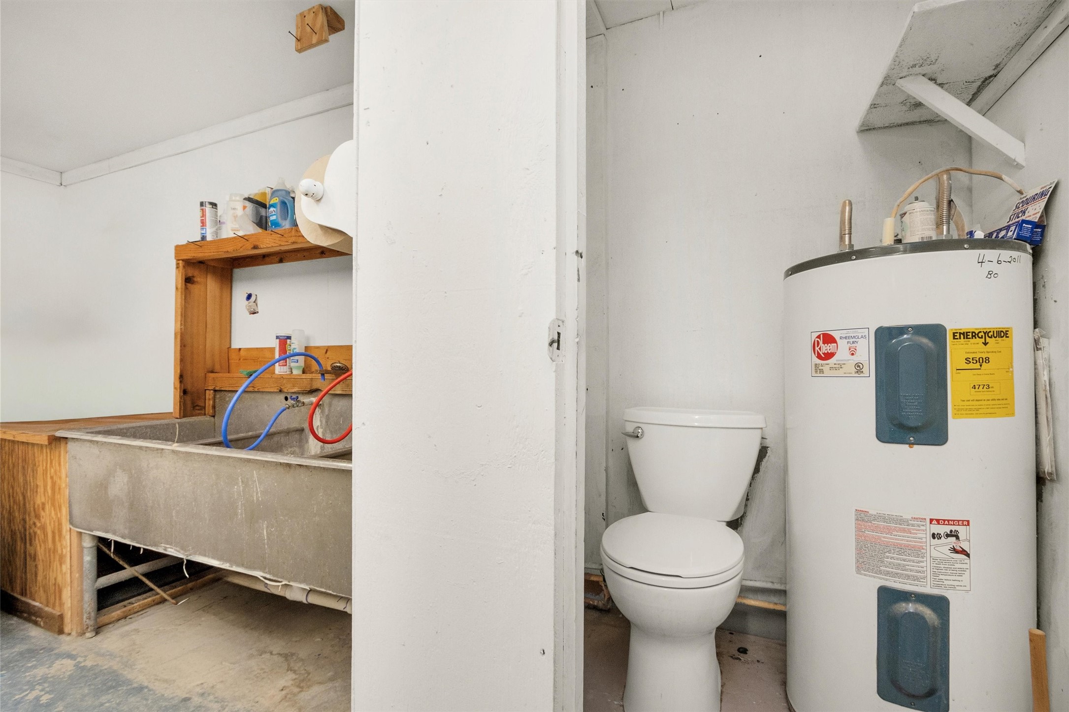 6821 Bailey Street Shiro, TX 77831 - Photo 21 of 35 a bathroom with a toilet a sink and a mirror