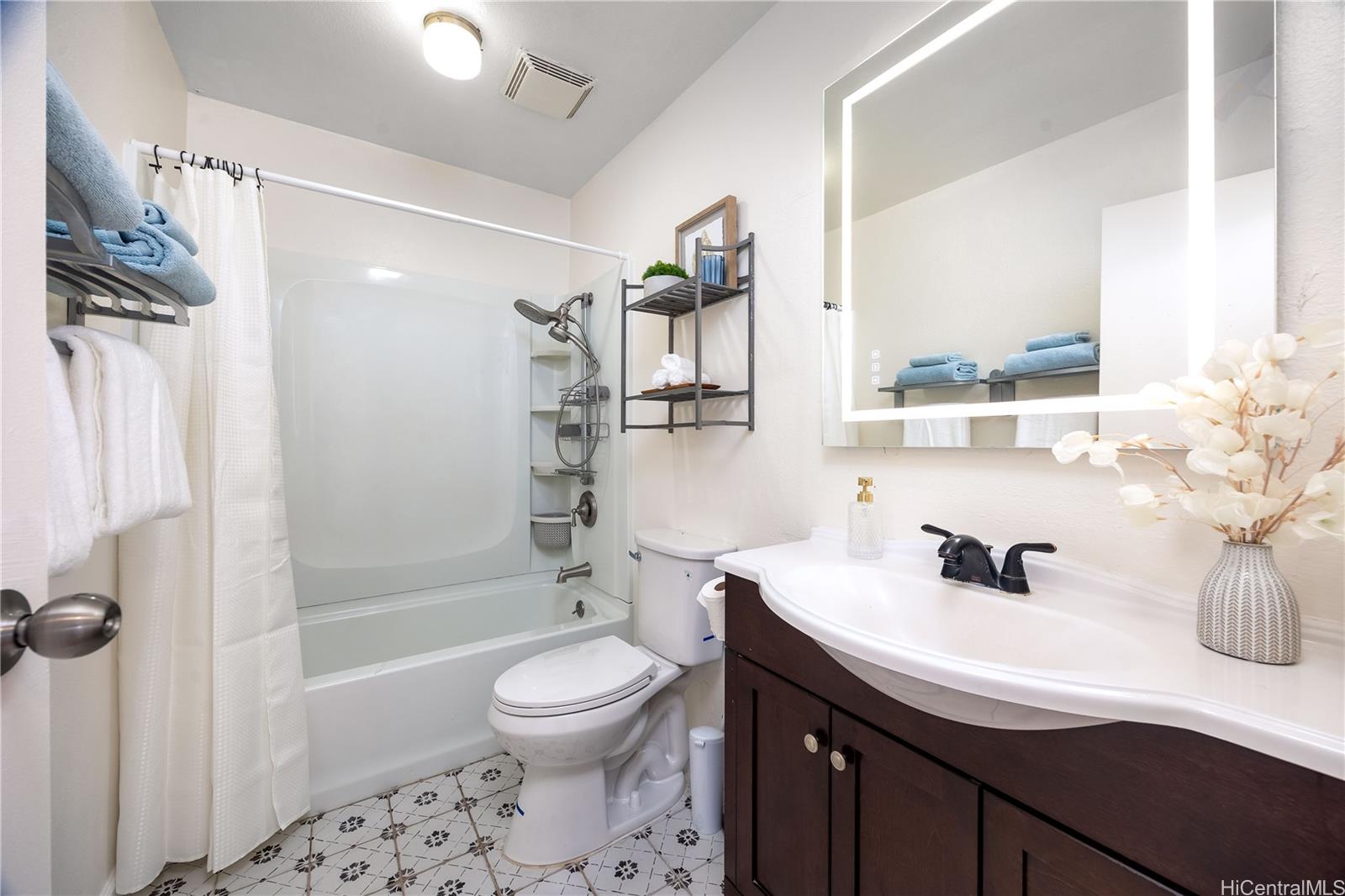 92-1014 Makakilo Drive, Unit 38 Kapolei, HI 96707 - Photo 14 of 21 Upstairs bathroom