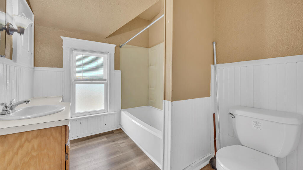 902 South 20th Street, Unit 902A Manitowoc, WI 54220 - Photo 12 of 29 Upper Full Bath