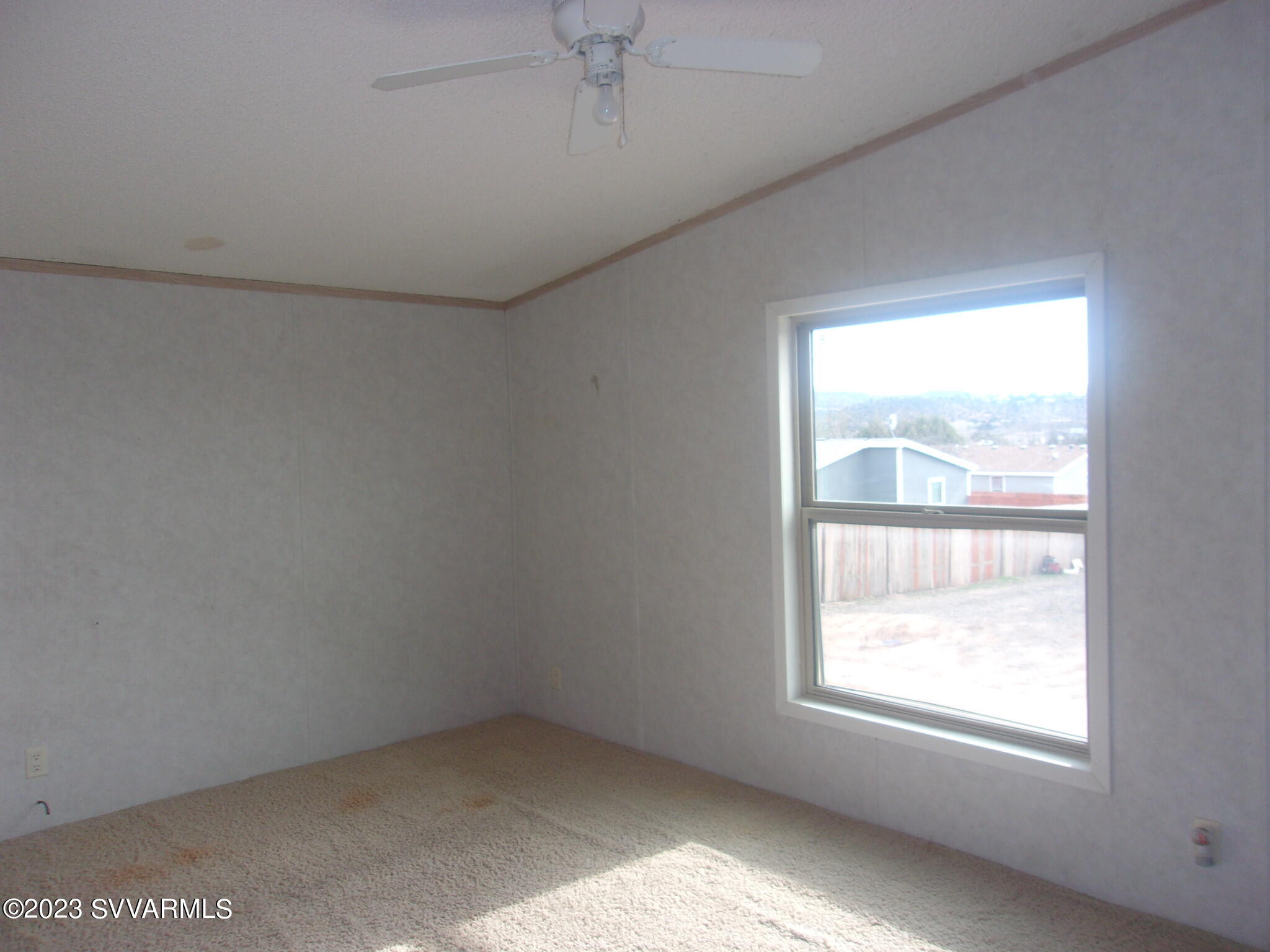 5925 Point Of View Trail Rimrock, AZ 86335 - Photo 20 of 35 an empty room with a window
