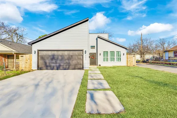 $2,400 | 4621 Collins Avenue, Dallas, TX 75210