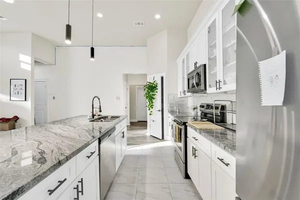 $2,400 | 4621 Collins Avenue, Dallas, TX 75210