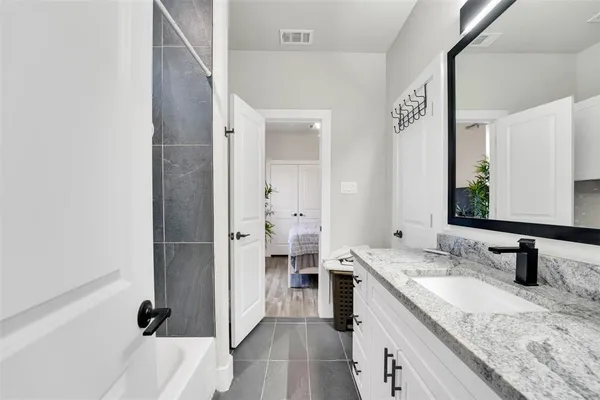 $2,400 | 4621 Collins Avenue, Dallas, TX 75210