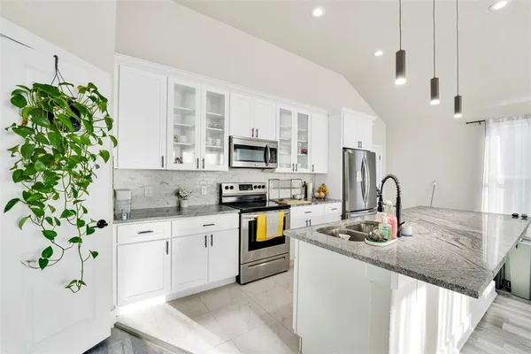$2,400 | 4621 Collins Avenue, Dallas, TX 75210
