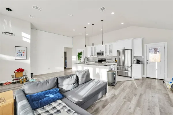 $2,400 | 4621 Collins Avenue, Dallas, TX 75210