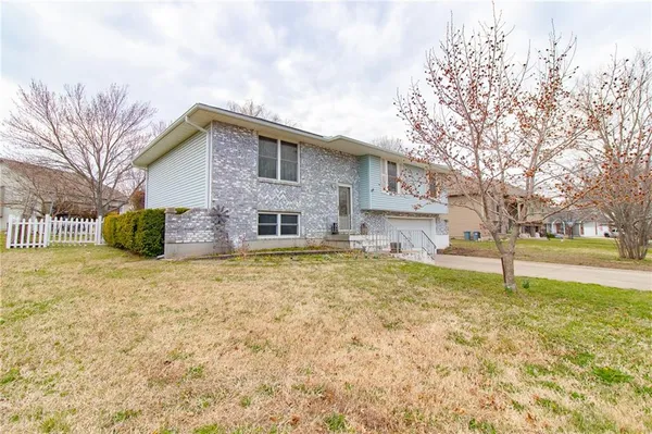 $294,000 | 1208 Cambridge Drive, Warrensburg, MO 64093
