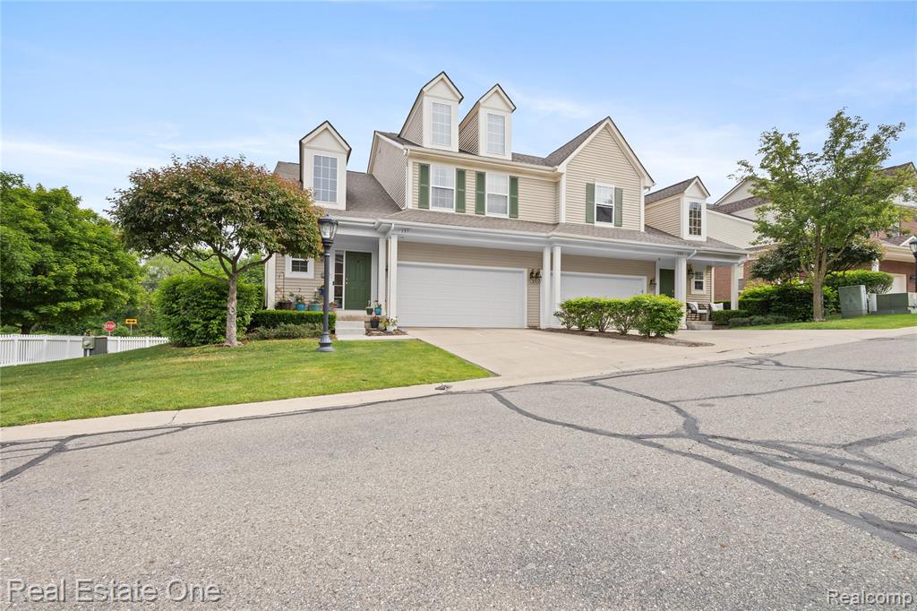 731 East Bluff Court Rochester Hills, MI 48306 - Photo 2 of 39