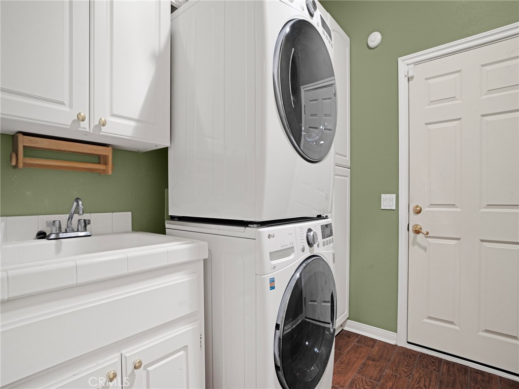 21103 Cross Creek Drive Saugus, CA 91350 - Photo 30 of 41 a utility room with dryer and washer