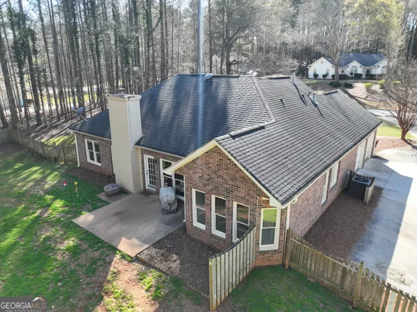a view of a house with backyard and sitting area