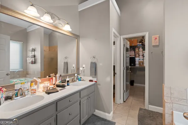a en suite bathroom with a double vanity sink and mirror