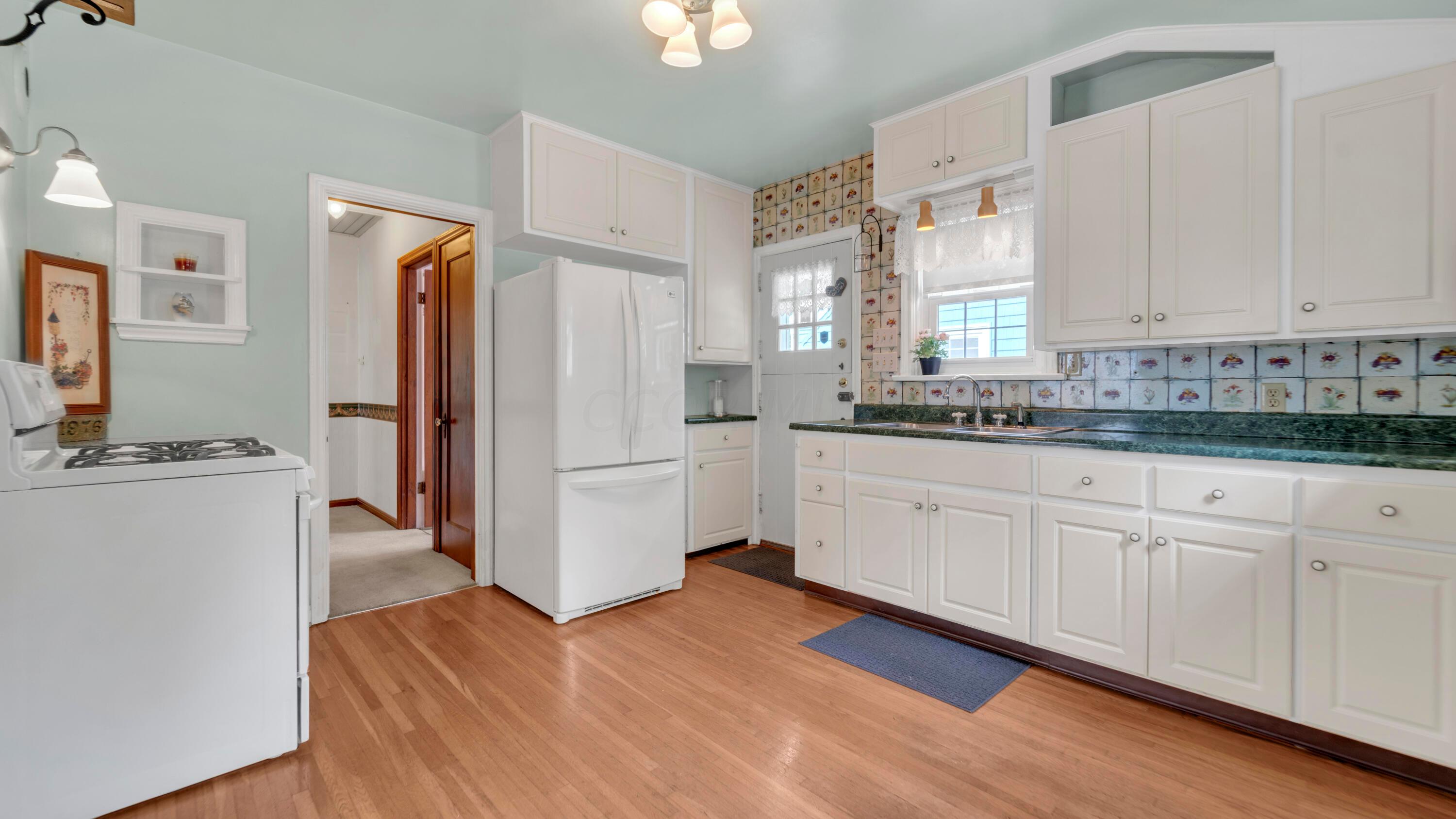261 Wetmore Road Columbus, OH 43214 - Photo 7 of 38 Kitchen with Appliances