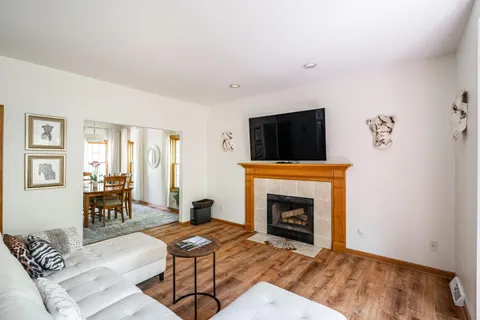 $759,900 | 13737 North Lake Shore Drive, Mequon, WI 53097