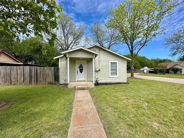 $129,900 | 500 West Lone Star Avenue, Cleburne, TX 76033