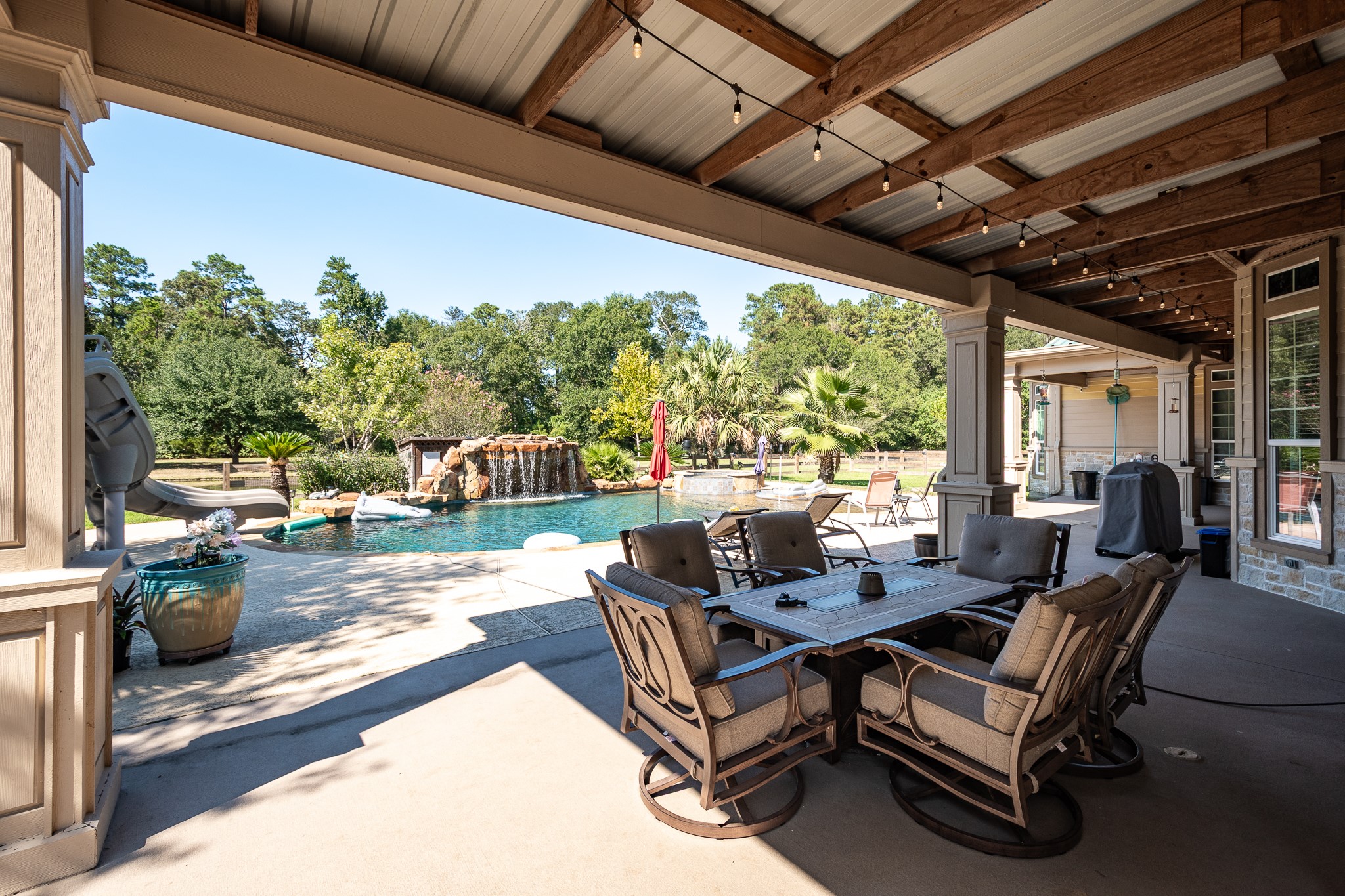 11105 Crockett Martin Road Conroe, TX 77306 - Photo 27 of 35 a living room with patio furniture and a potted plant