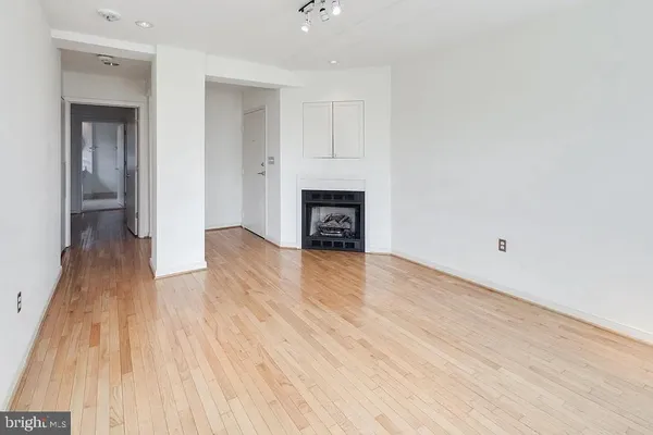 $2,800 | 815 King Street, Unit 6A, Alexandria, VA 22314