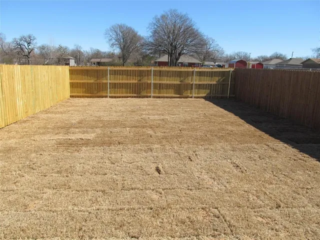 $1,575 | 709 South 5th Street, Unit 1, Bonham, TX 75418