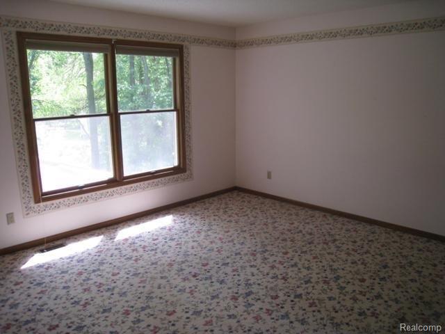 2728 Pine Ridge Road Kalamazoo, MI 49008 - Photo 5 of 11 705727816 BED ROOM.jpg