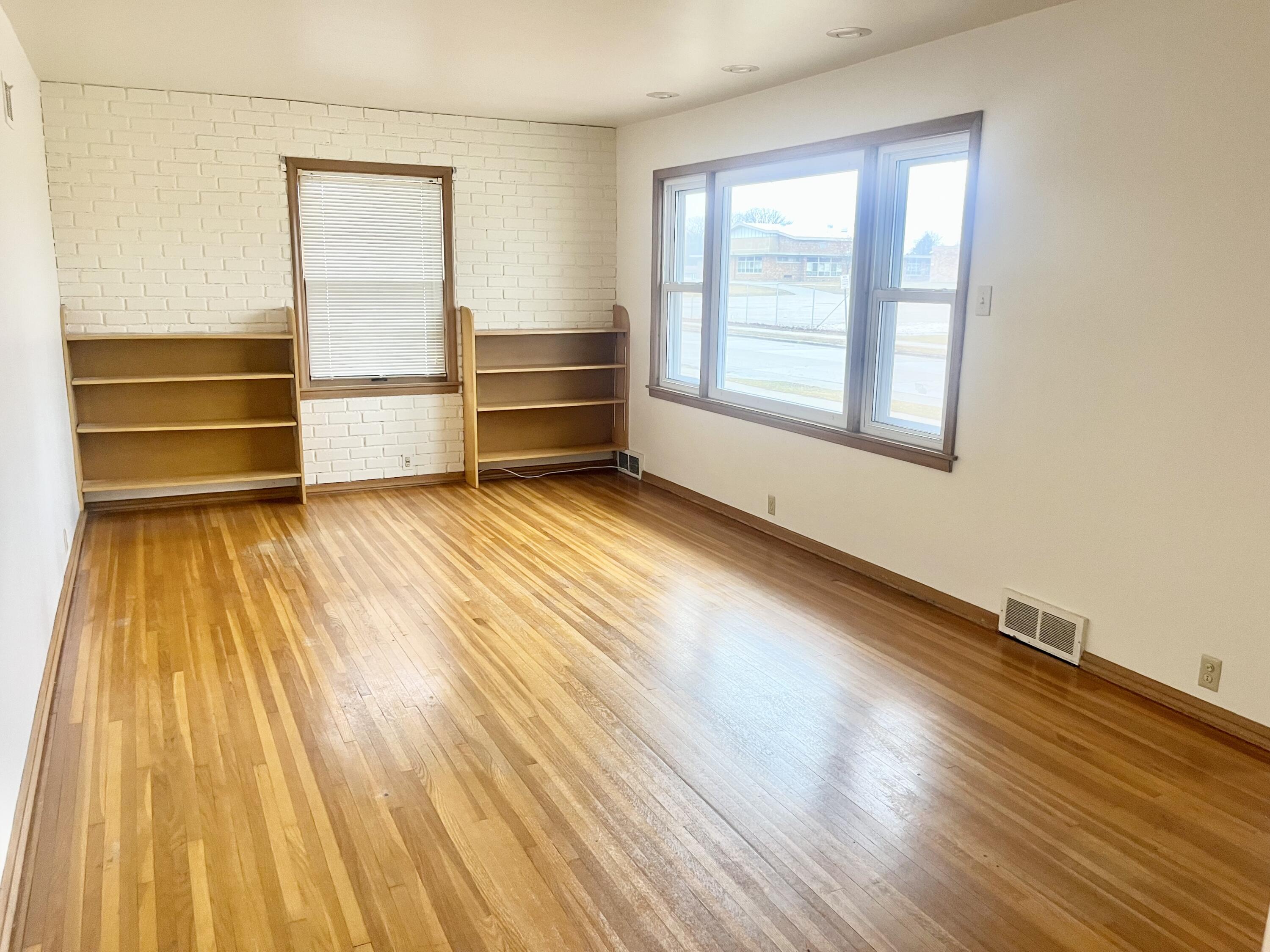 703 South 33rd Street Manitowoc, WI 54220 - Photo 2 of 21 IMG_7007