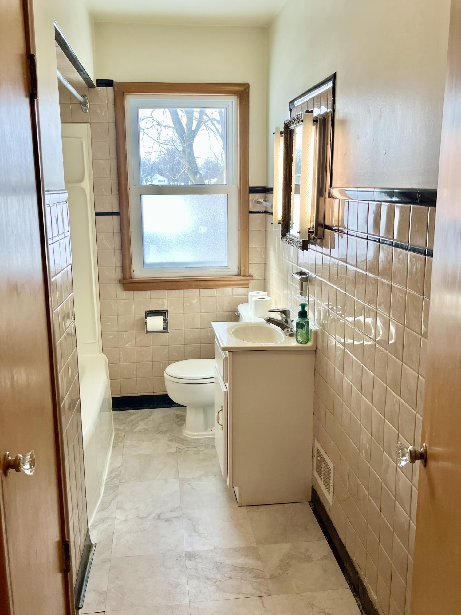 703 South 33rd Street Manitowoc, WI 54220 - Photo 4 of 21 IMG_7634