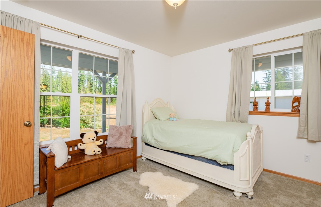 9080 Kendall Road Sumas, WA 98295 - Photo 15 of 39 a bed room with a bed and a couch