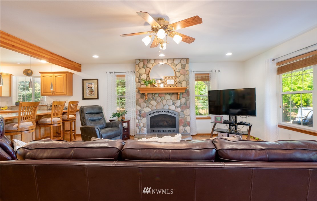 9080 Kendall Road Sumas, WA 98295 - Photo 10 of 39 a living room with furniture and a flat screen tv