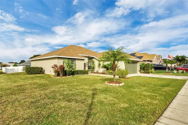 a view of an house with backyard and pool
