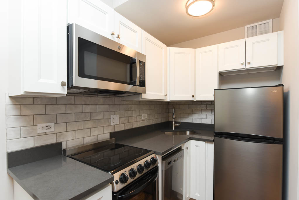 640 West Wrightwood Avenue, Unit 106 Chicago, IL 60614 - Photo 2 of 15 a kitchen with a refrigerator stove and microwave