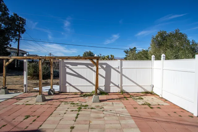 a view of a backyard