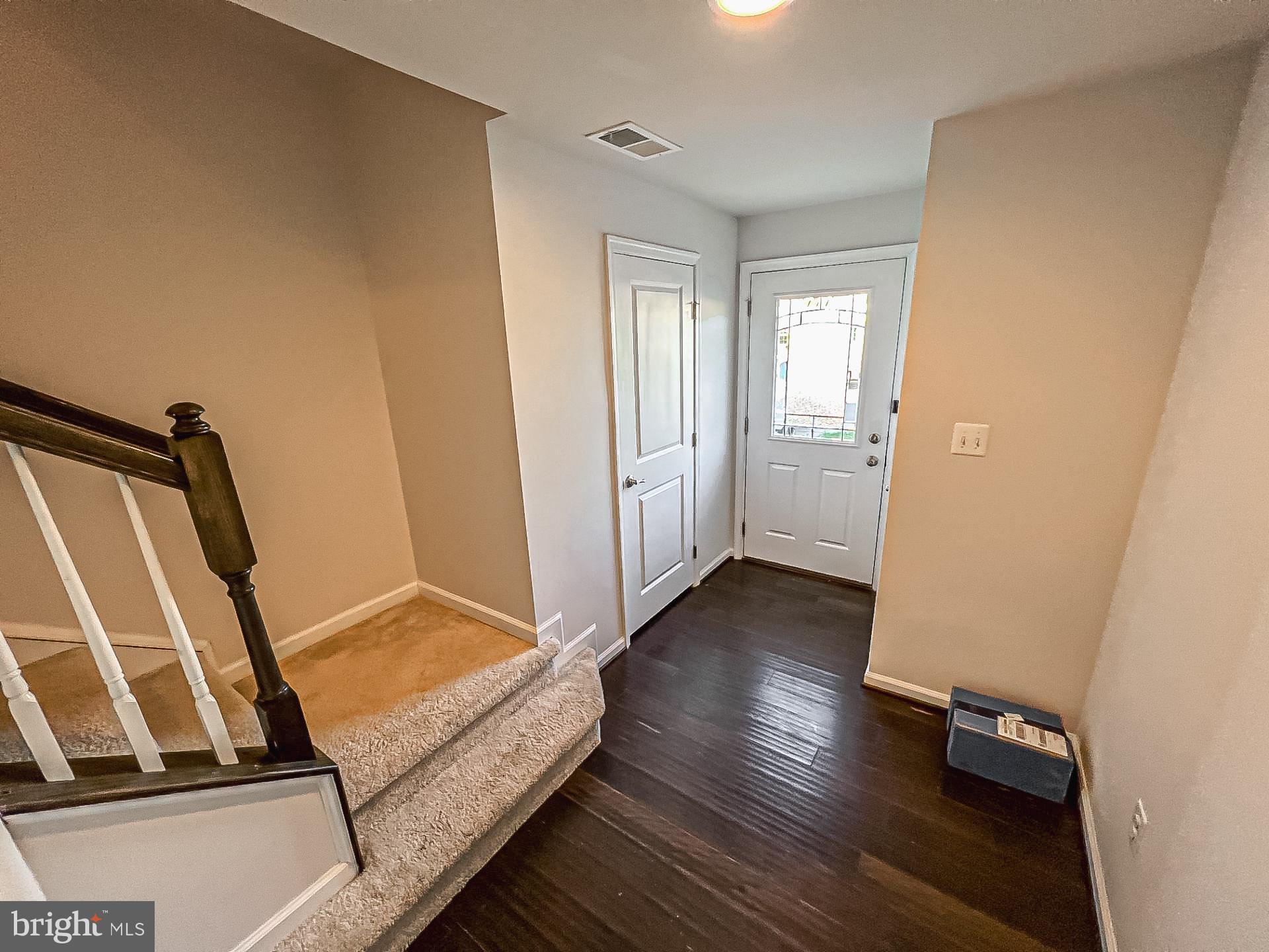 10709 Hinton Way Manassas, VA 20112 - Photo 3 of 42