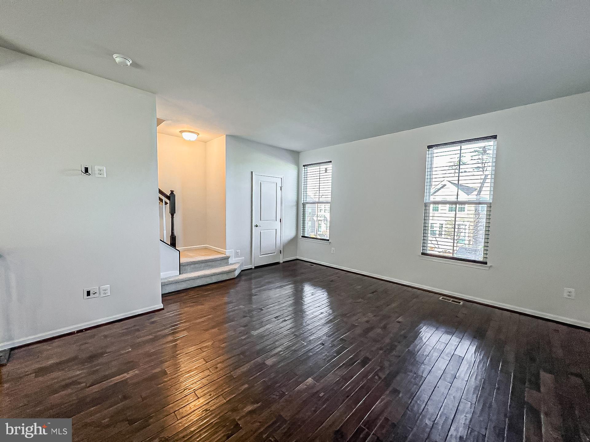 10709 Hinton Way Manassas, VA 20112 - Photo 4 of 42