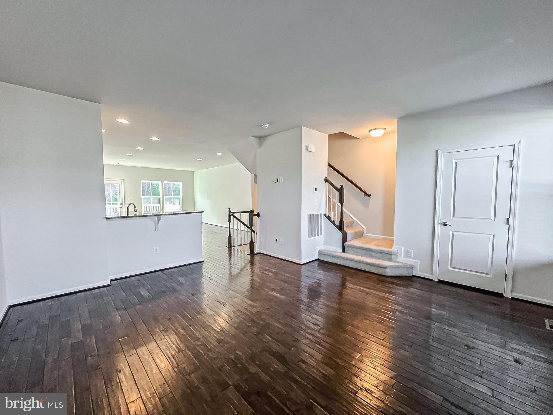 10709 Hinton Way Manassas, VA 20112 - Photo 5 of 42