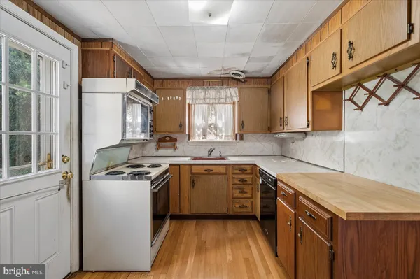 $300,000 | 125 South Sproul Road, Broomall, PA 19008