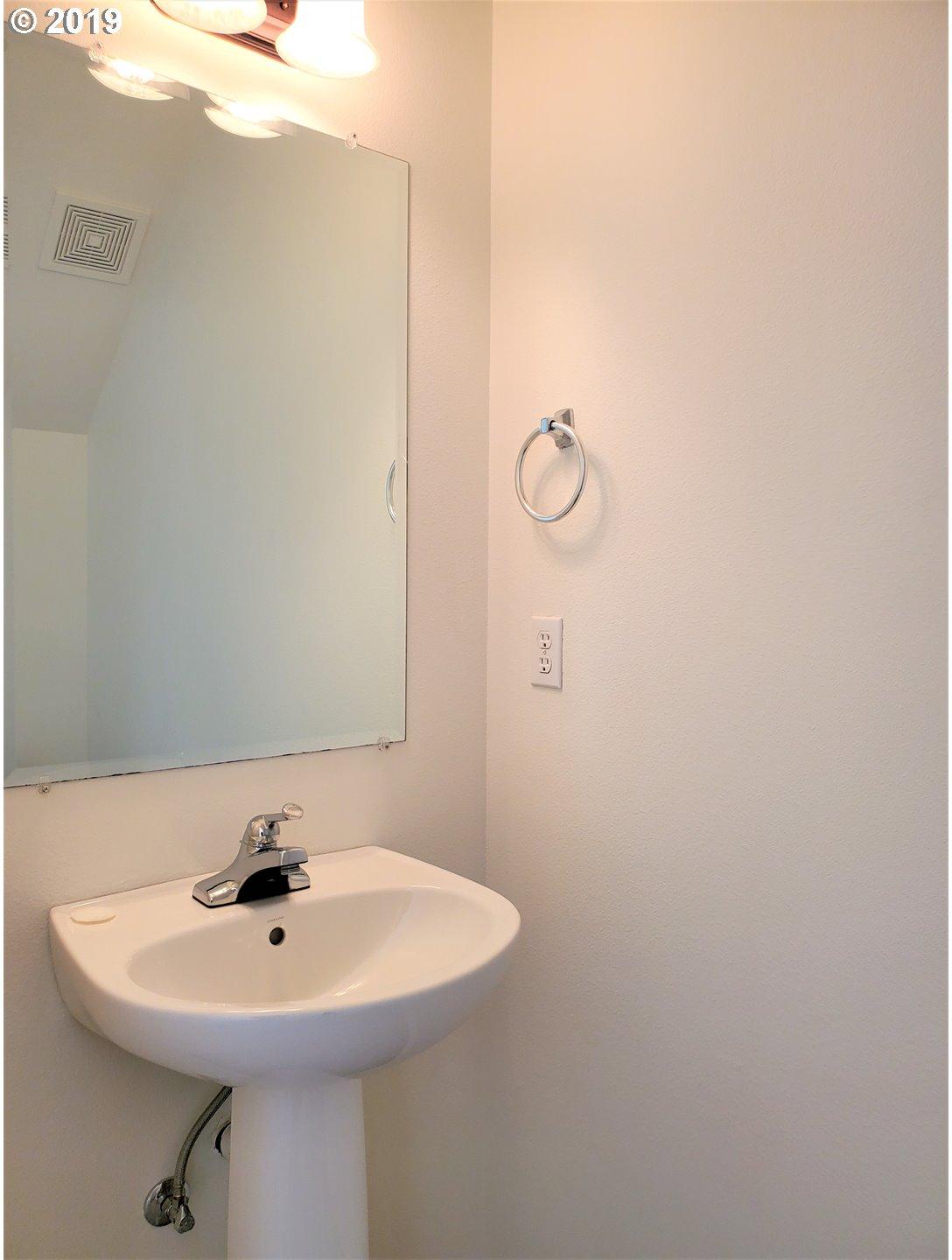 16518 Northeast 14th Avenue Ridgefield, WA 98642 - Photo 12 of 32 Bathroom