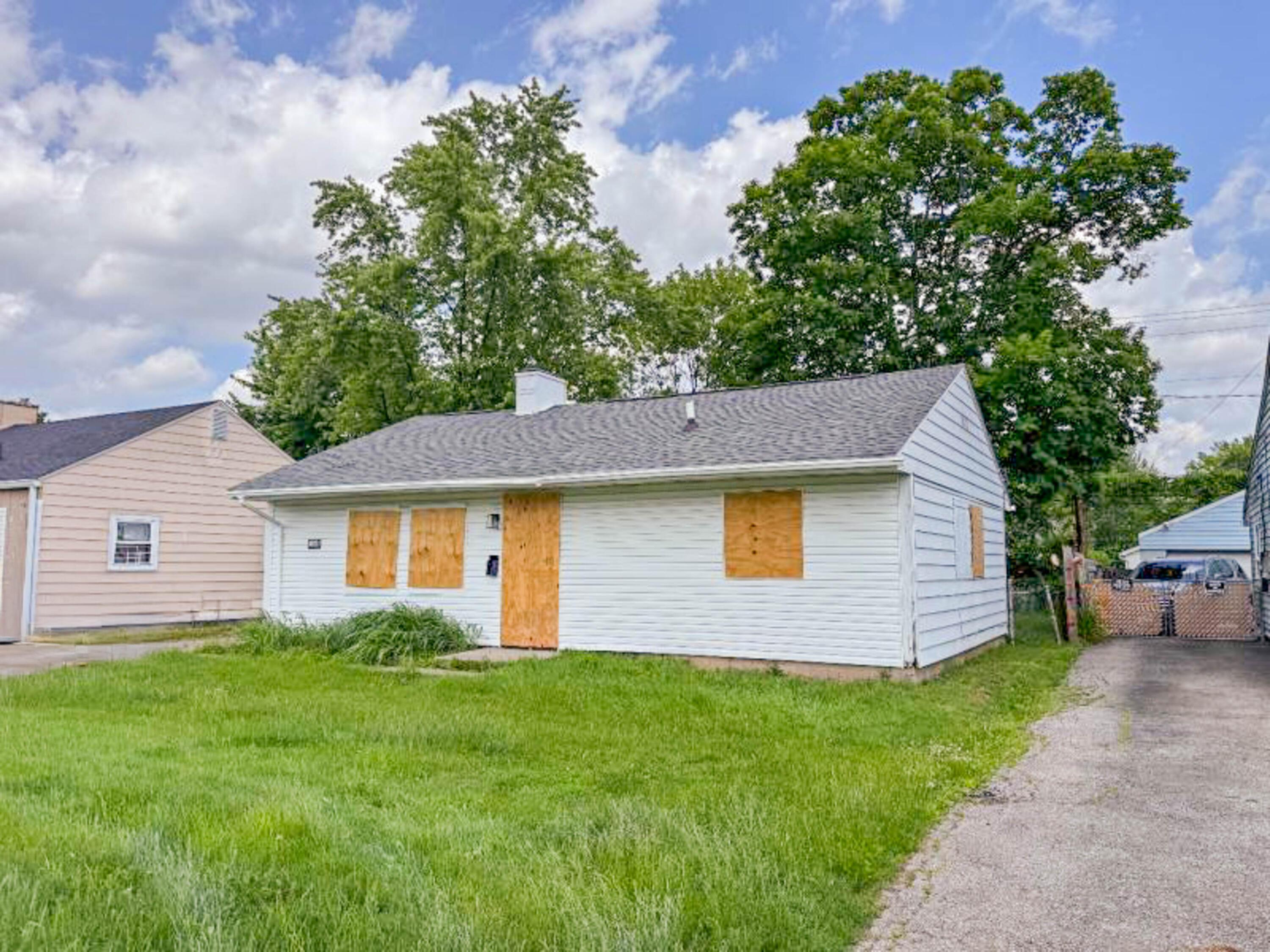 1048 South James Road Columbus, OH 43227 - Photo 2 of 24 2