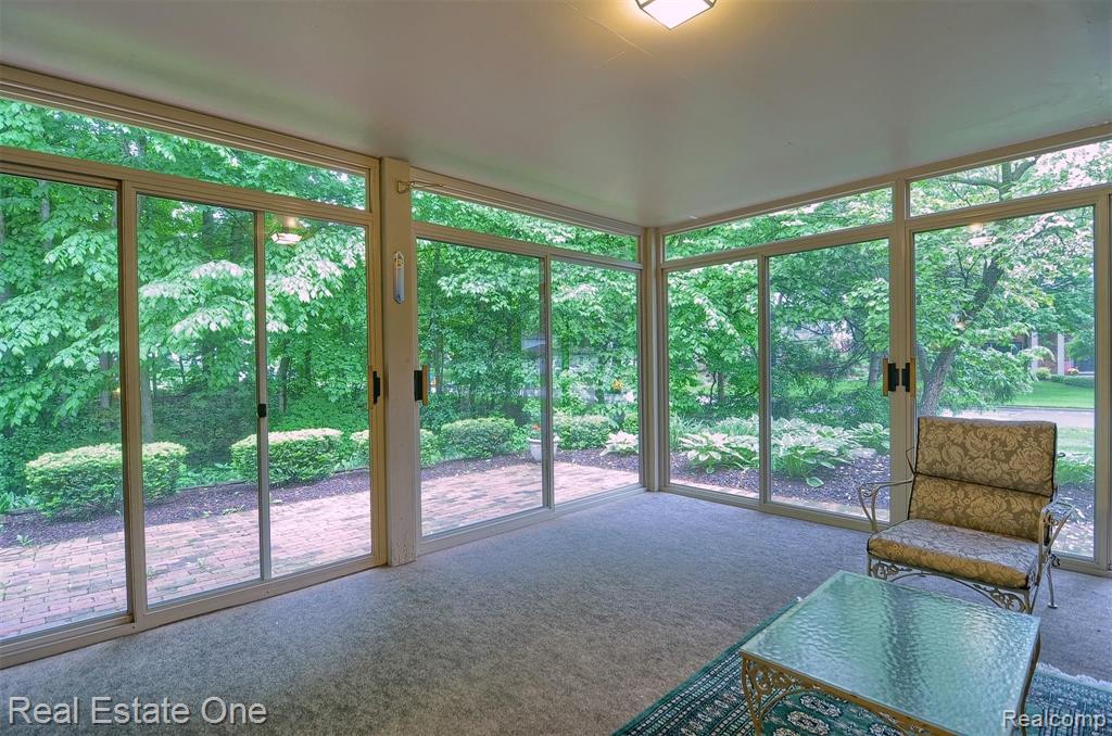 33877 Hunters Pointe Road Farmington Hills, MI 48331 - Photo 17 of 44