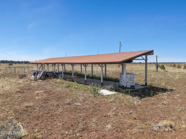 a view of a yard with a sitting area