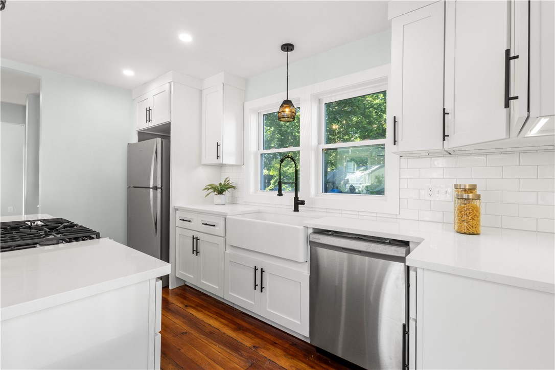 28 Manchester Street Warwick, RI 02888 - Photo 3 of 36