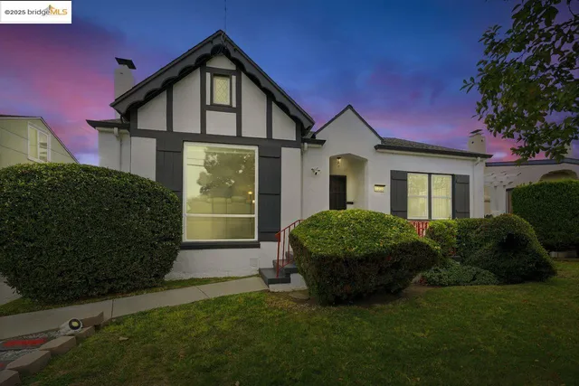a view of a house with backyard and garden