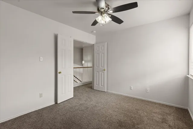 a view of empty room with a ceiling fan