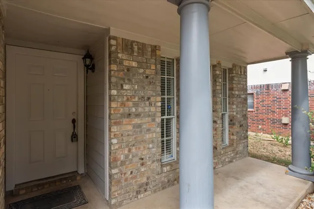 a view of entryway with a shower