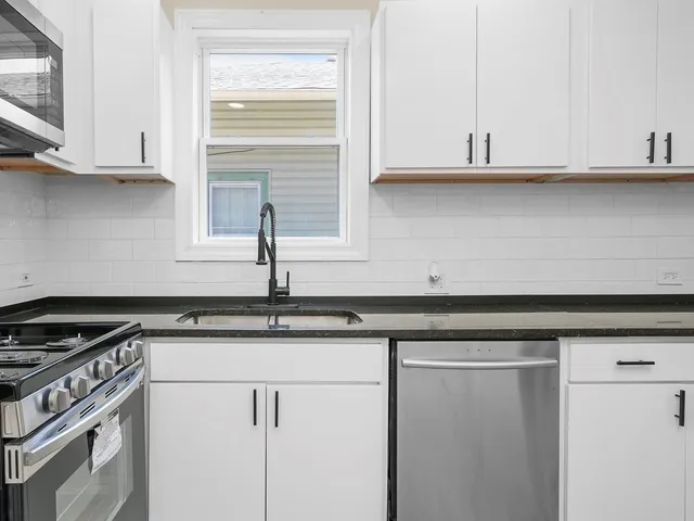 $2,900 | 811 South 7th Avenue, Maywood, IL 60153