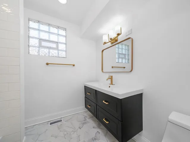 $2,900 | 811 South 7th Avenue, Maywood, IL 60153