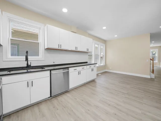 $2,900 | 811 South 7th Avenue, Maywood, IL 60153