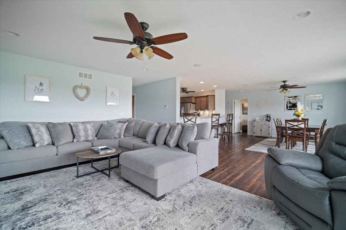 10901 Lake Road Dewitt, IL 61735 - Photo 7 of 30 a living room with furniture