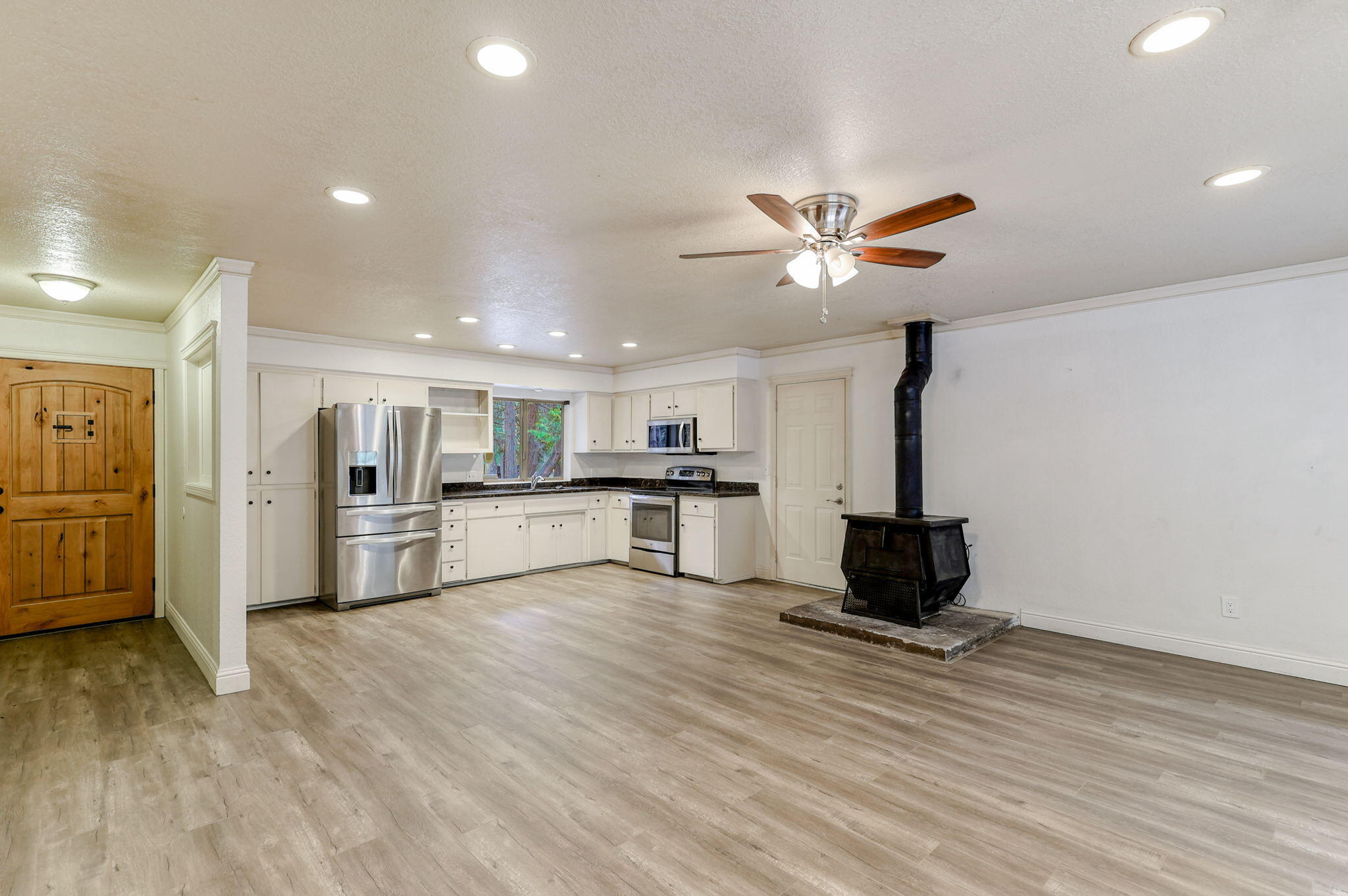 8322 Starlite Pines Road Shingletown, CA 96088 - Photo 5 of 32 Great Room