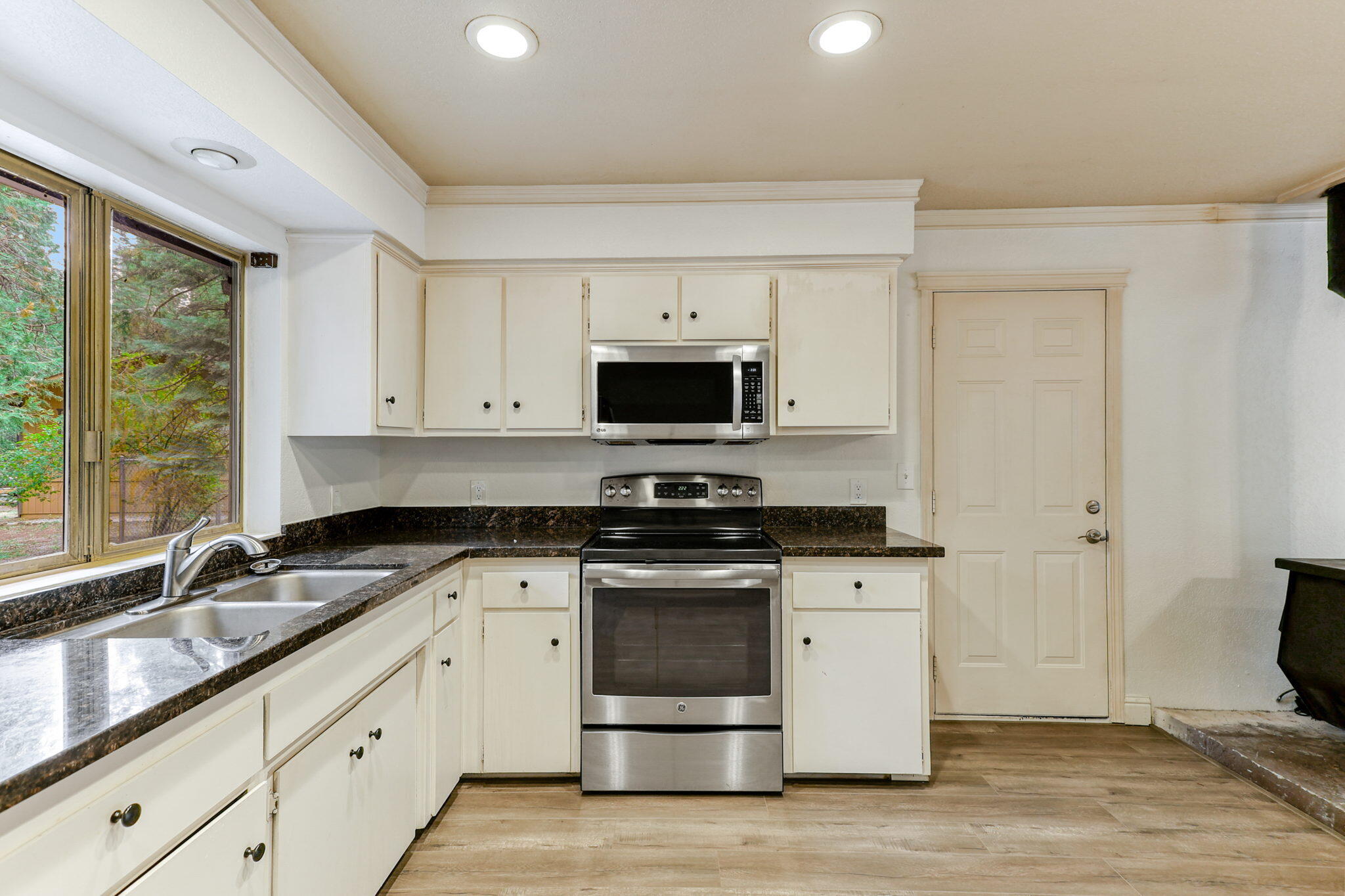 8322 Starlite Pines Road Shingletown, CA 96088 - Photo 9 of 32 Kitchen
