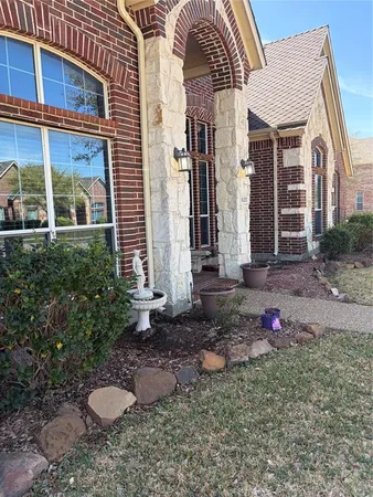 a view of a house with backyard